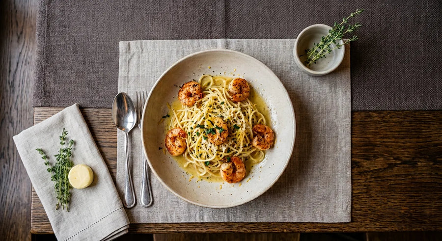 Spaghetti al Limone mit gebratenen Garnelen & Wildkräutersalat zu Rosé Secco