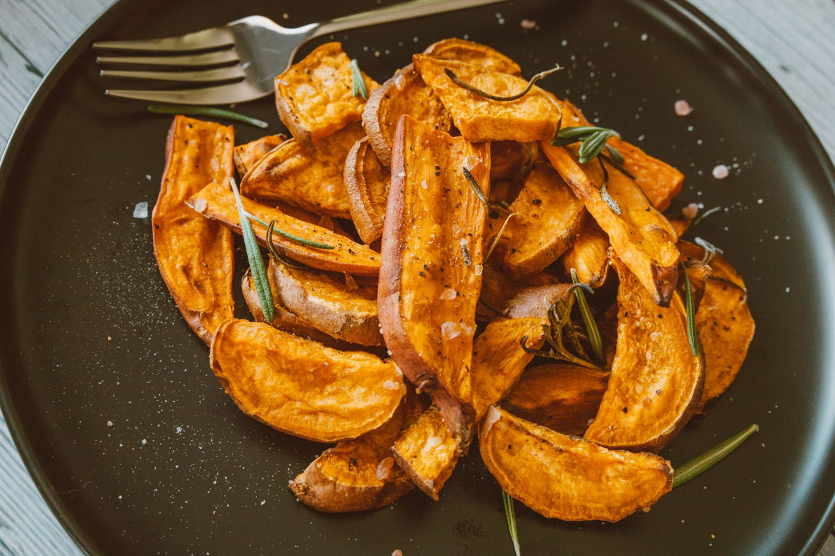 Süßkartoffel-Wedges mit Feta-Dip